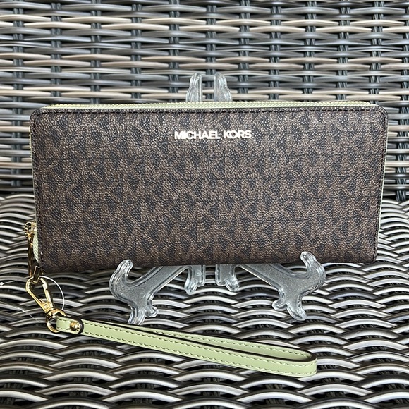 Michael Kors Jet Set Travel Large Travel CONTINENTAL 
Light Sage - Picture 9 of 16